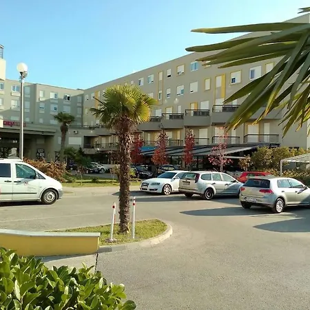 Sun - 70m2 Comfortable Only Long Term